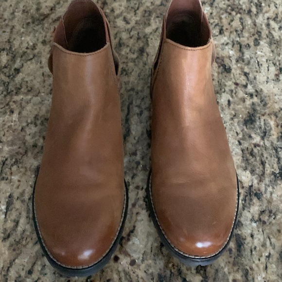 Clarks - Picture 2 of 7